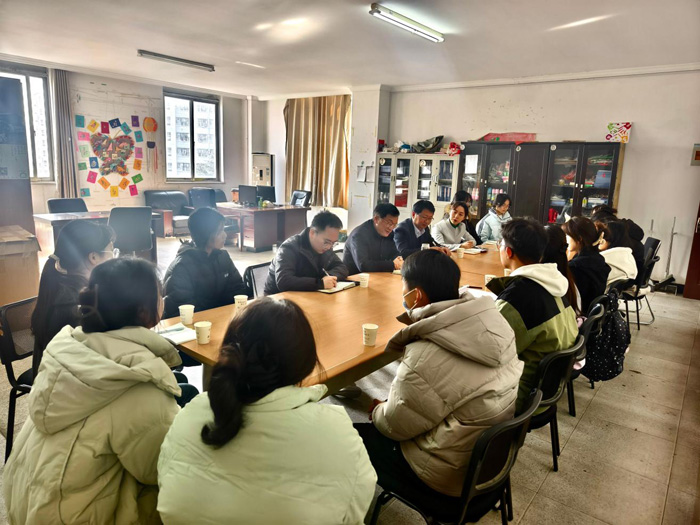 校纪委书记曹灯明走访慰问薪火义务支教社