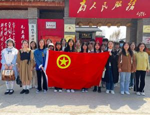 2022级英语（师范）一班团支部赴淮北市钟源阁红色博物馆开展研习主题团日活动